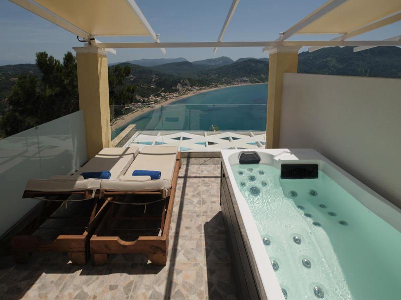 Zeus Throne Suites image