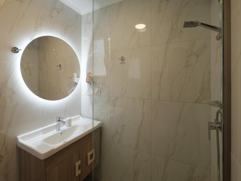 Zeus Throne Suites image