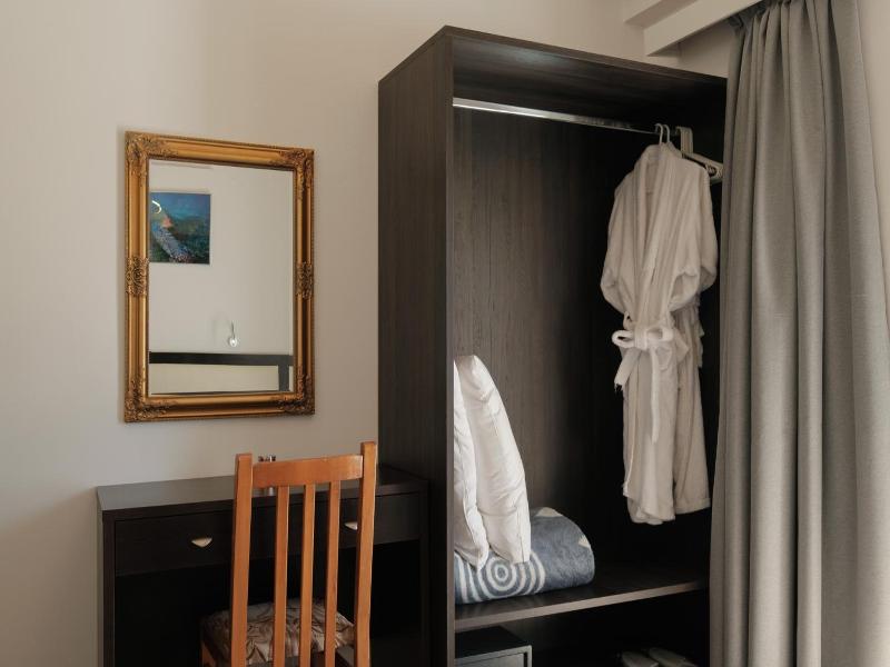 Zeus Throne Suites image