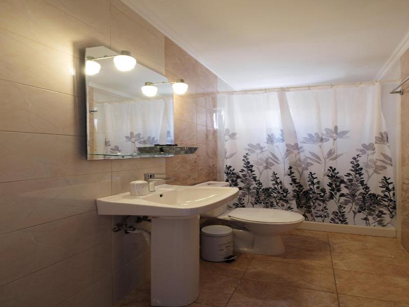 Zeus Throne Suites image