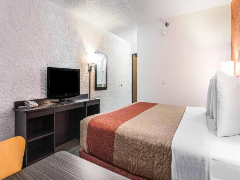 Motel 6 Elk Grove Village, Il image