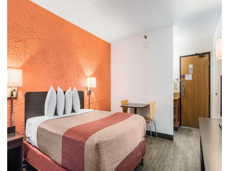 Motel 6 Elk Grove Village, Il image