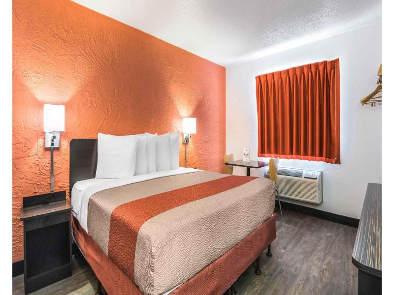 Motel 6 Elk Grove Village, Il image