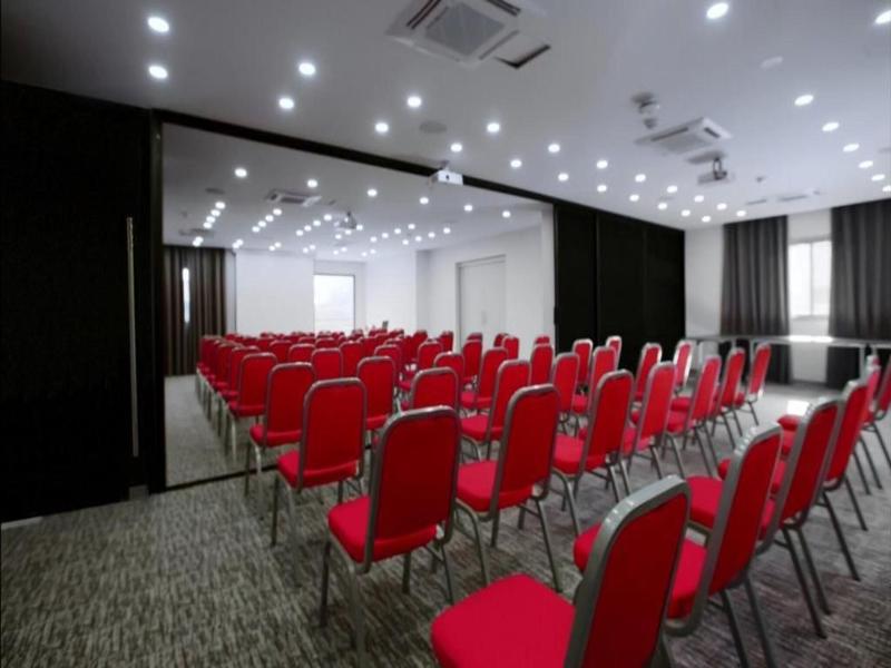 Golden Tulip Hotel Deville image