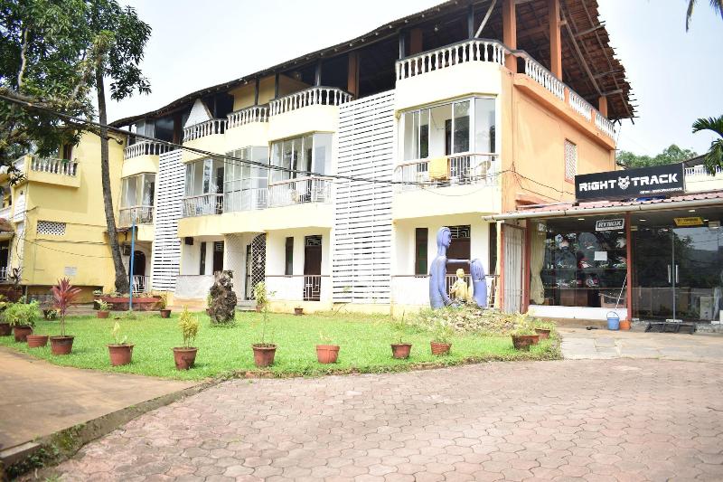 Salotel- Near Mae De Deus Church