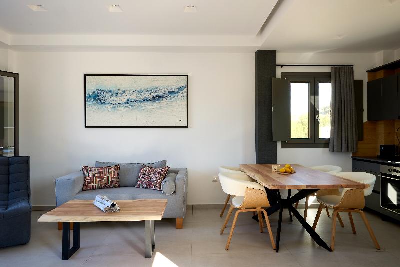 Emerald Tinos image