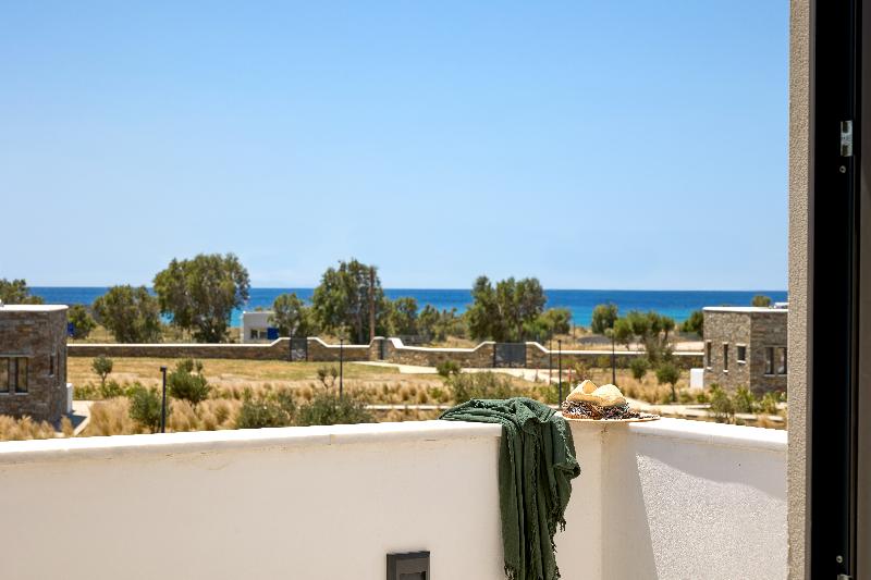 Emerald Tinos image