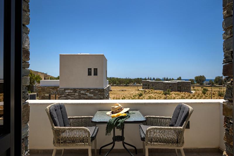 Emerald Tinos image
