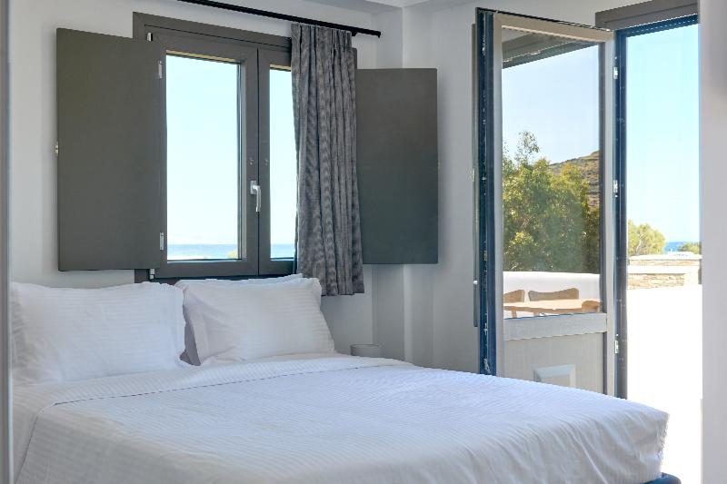 Emerald Tinos image