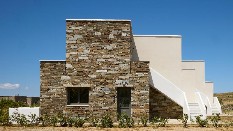 Emerald Tinos image