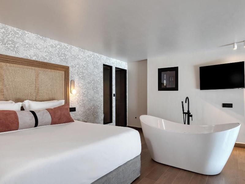 Castello Boutique Suites By The Sea image