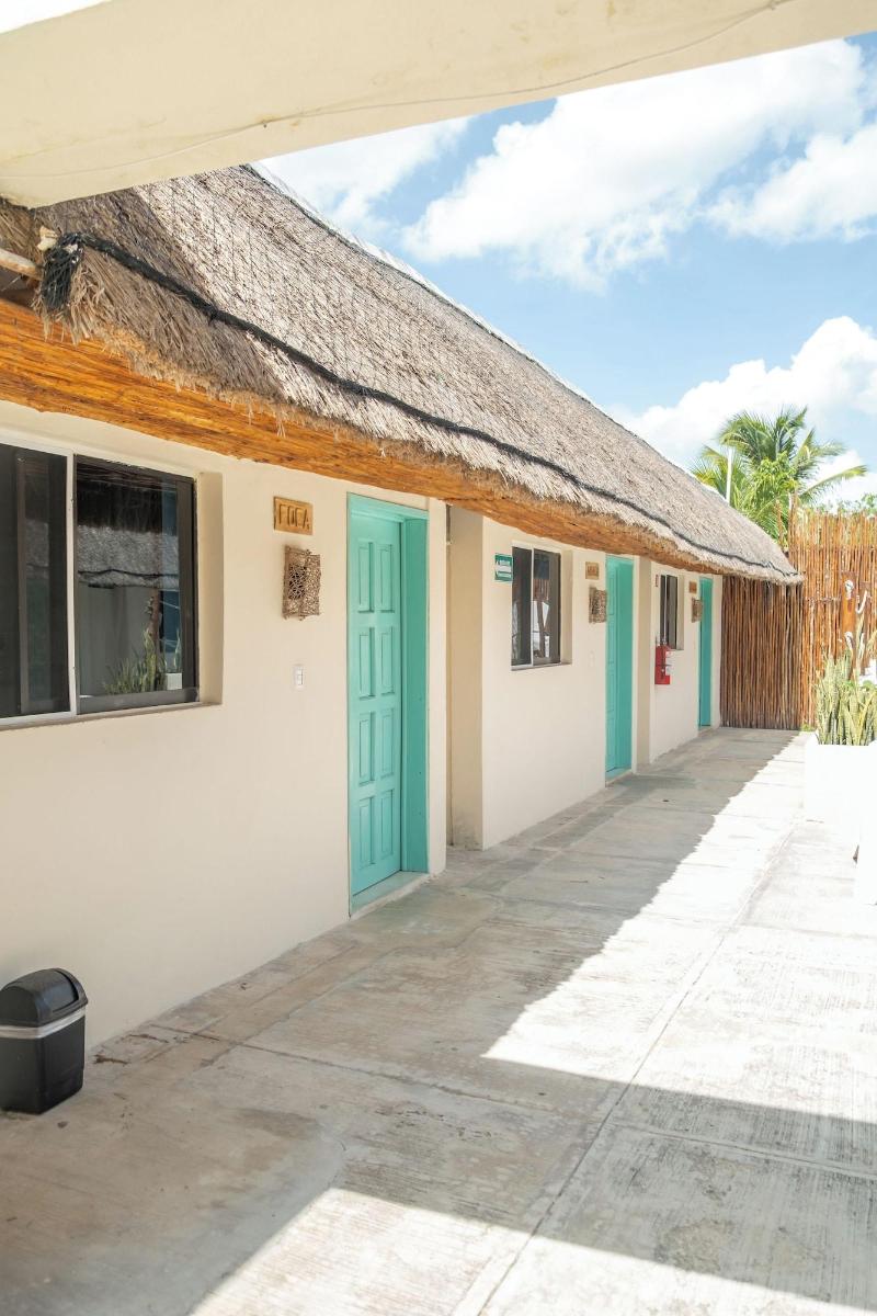 Hotel Pelicano — exterior view