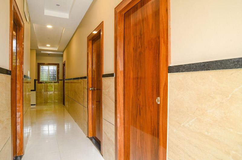 Fabhotel Royal Palace