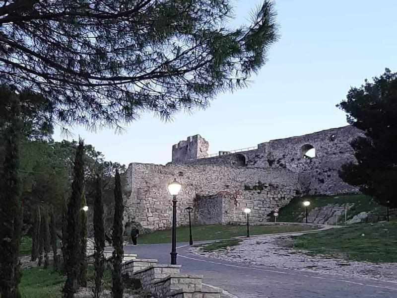 Te Gjyshi (at Grandfather) image