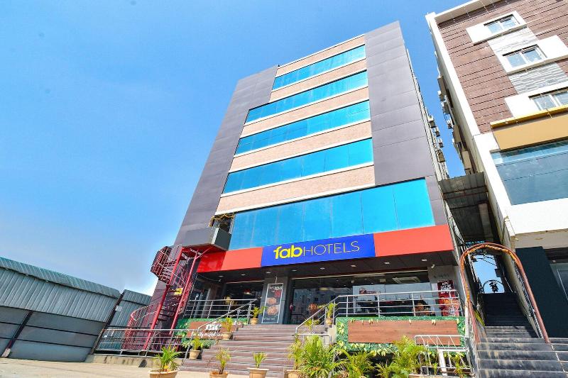 Fabhotel Starhood image