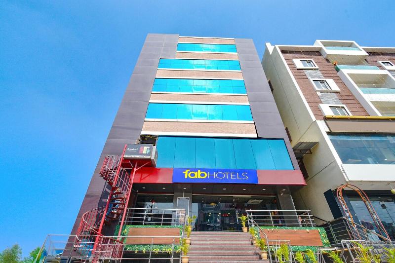Fabhotel Starhood image