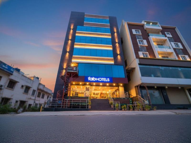 Fabhotel Starhood image