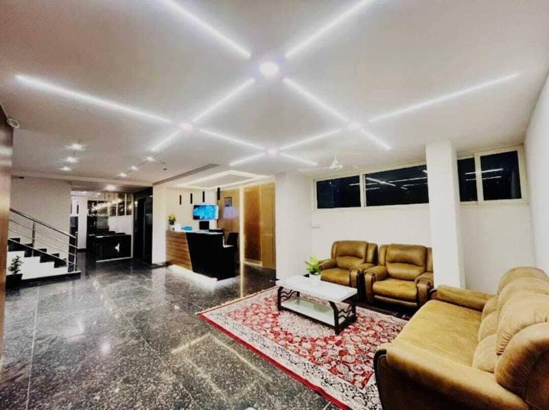 Hotel Royal Suites And Rooms