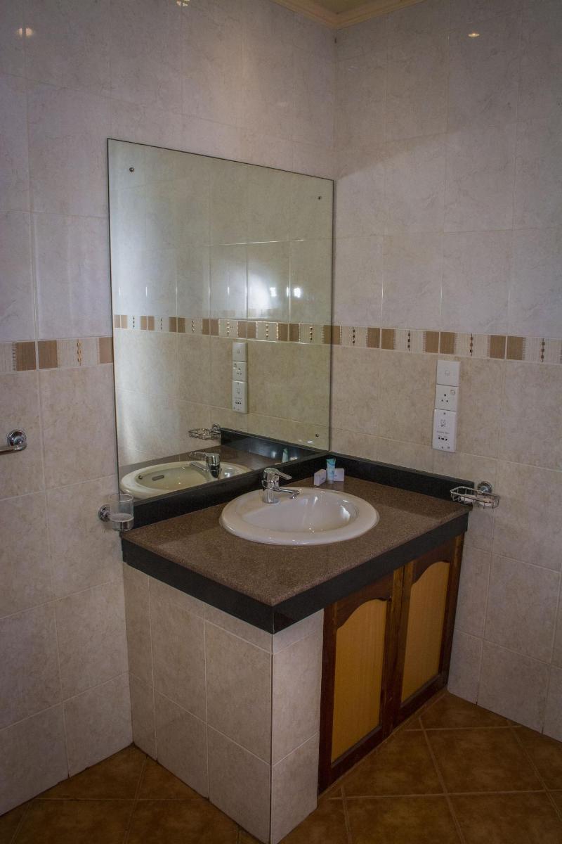 Hotel Lakefield image