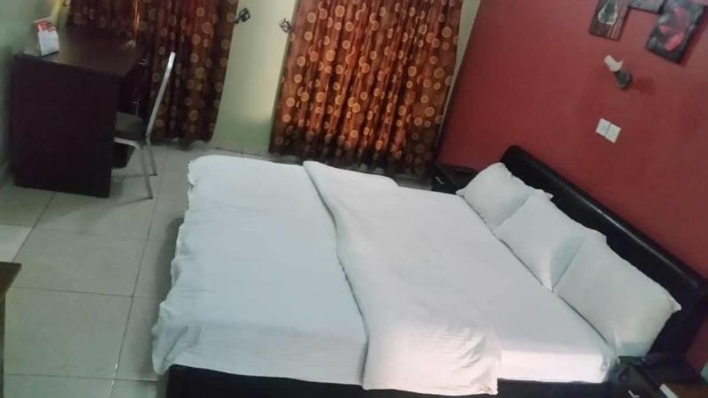 DOUBLE EXECUTIVE QUEEN BED