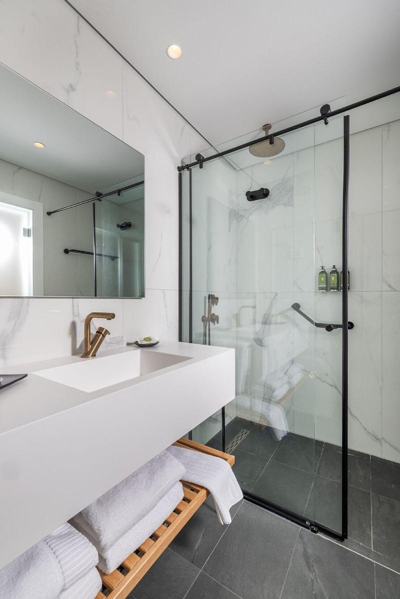 Almond Hotel image