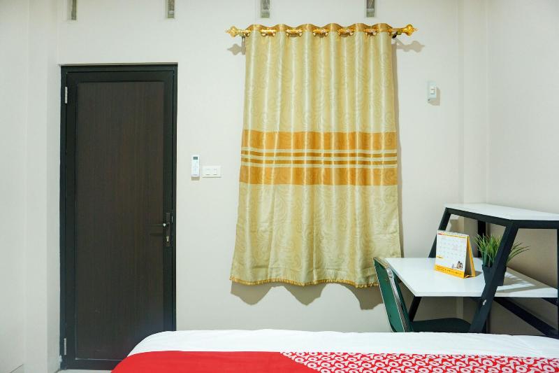 Oyo 94427 Plain C Lake image