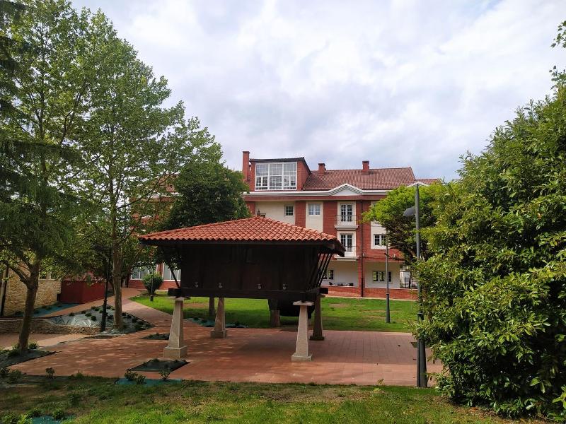Hotel La Campana image