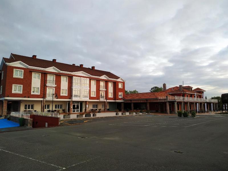 Hotel La Campana image