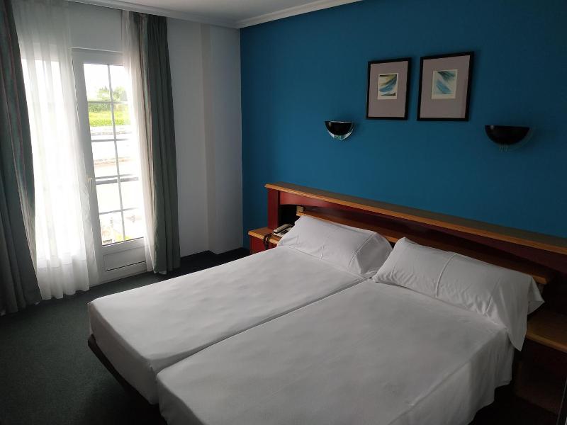 Hotel La Campana image