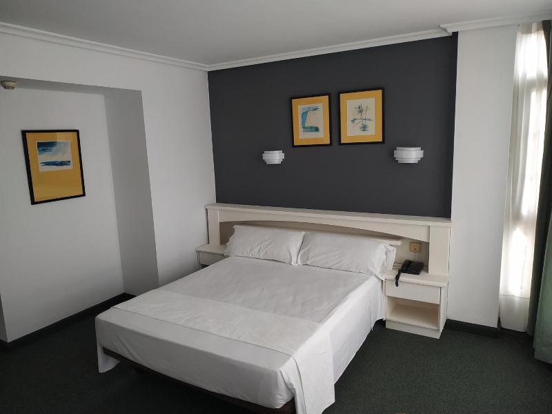 Hotel La Campana image