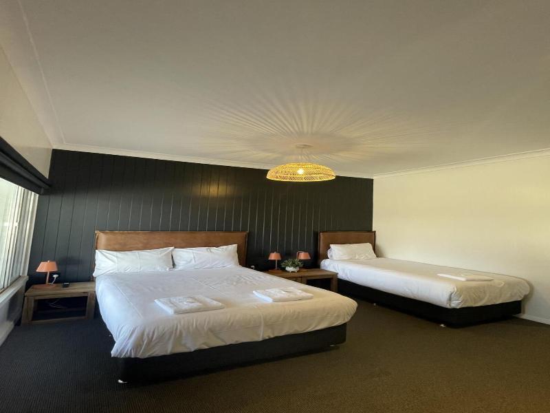 Palm And Pawn Motor Inn