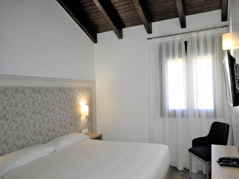 Hostal Restaurante Villa De Brihuega image