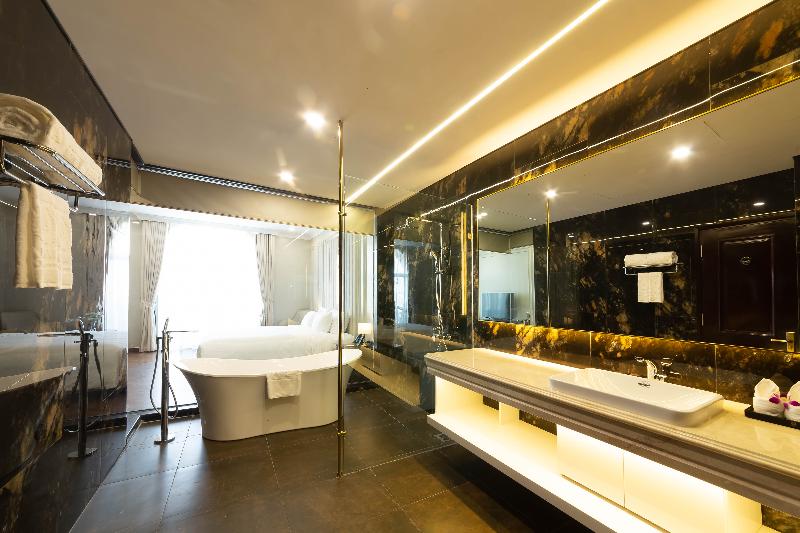 Adamo Hotel Hung Yen image
