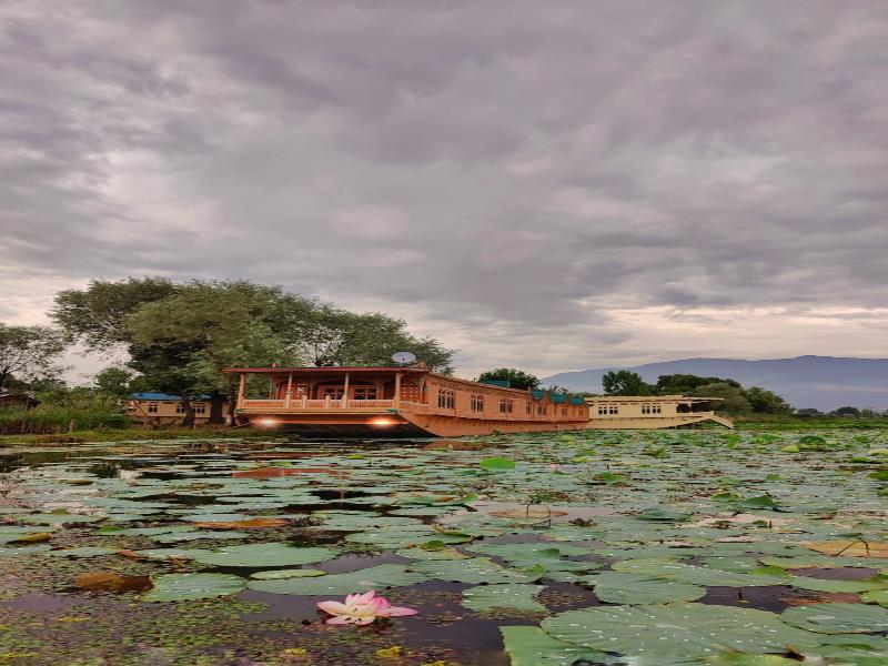 Kings Houseboats image