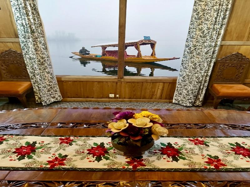 Kings Houseboats image