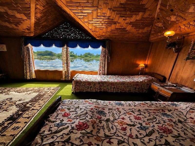 Kings Houseboats image