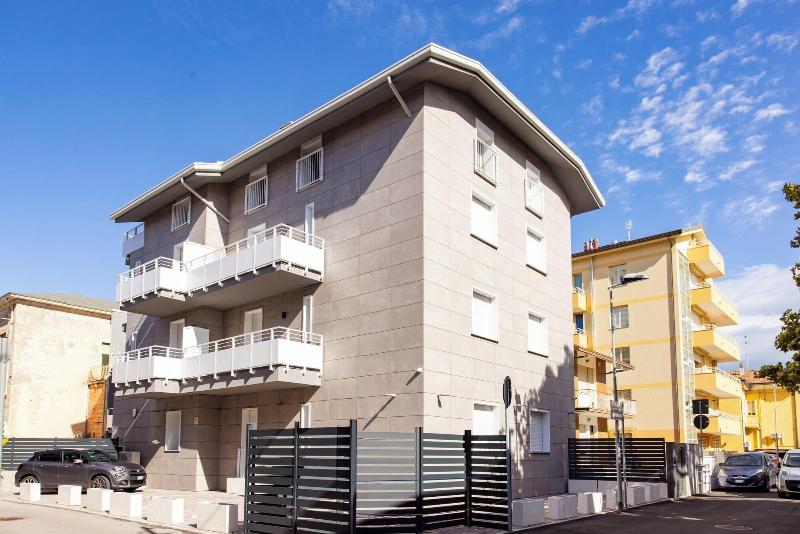 Apho Apartment Hotel image