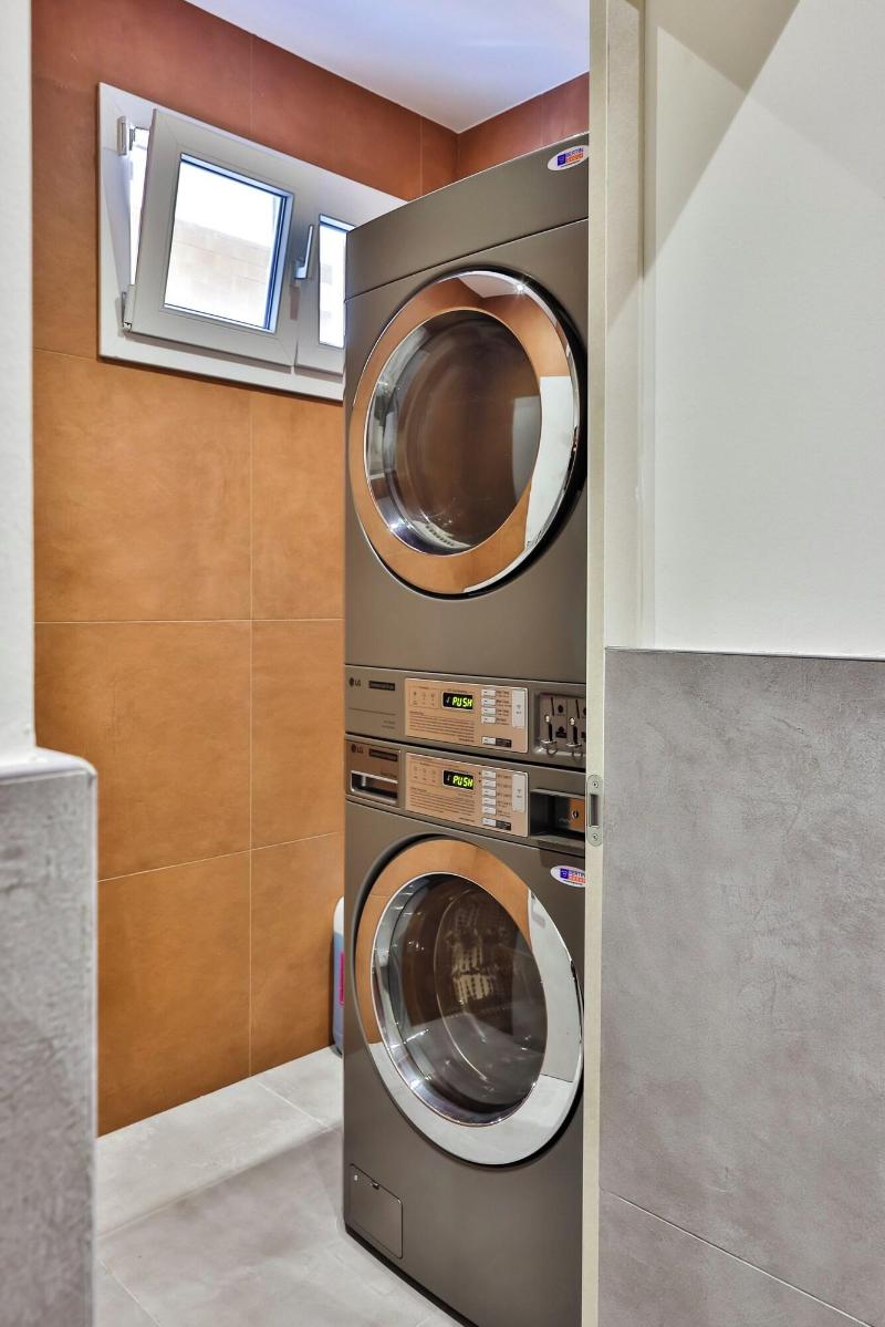Apho Apartment Hotel image