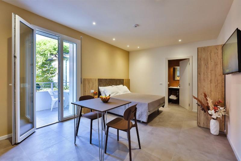 Apho Apartment Hotel image