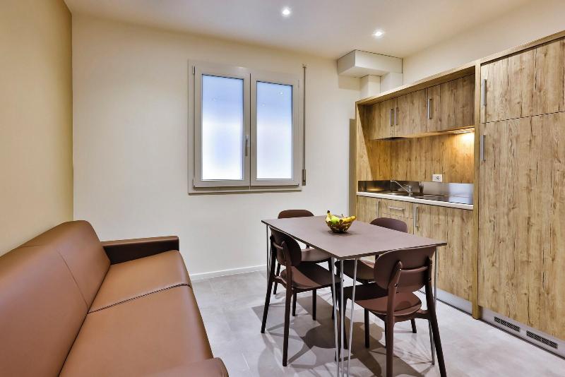 Apho Apartment Hotel image