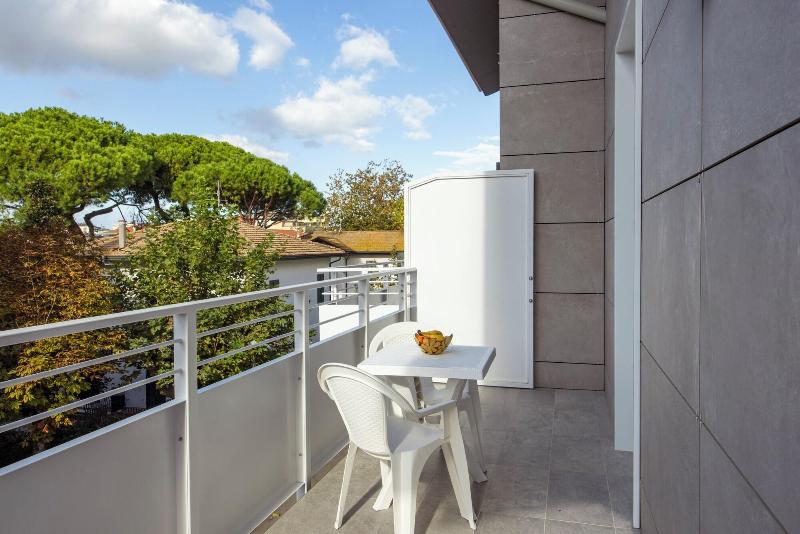 Apho Apartment Hotel image