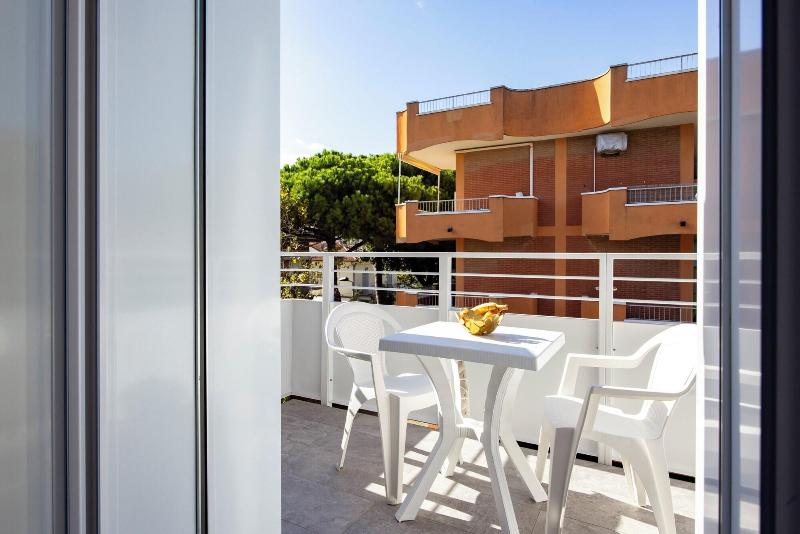 Apho Apartment Hotel image