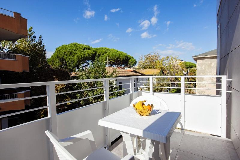 Apho Apartment Hotel image