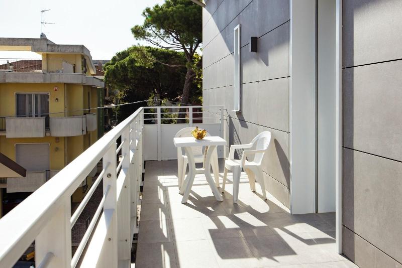Apho Apartment Hotel image