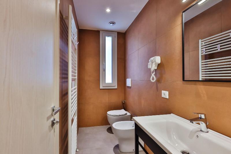 Apho Apartment Hotel image