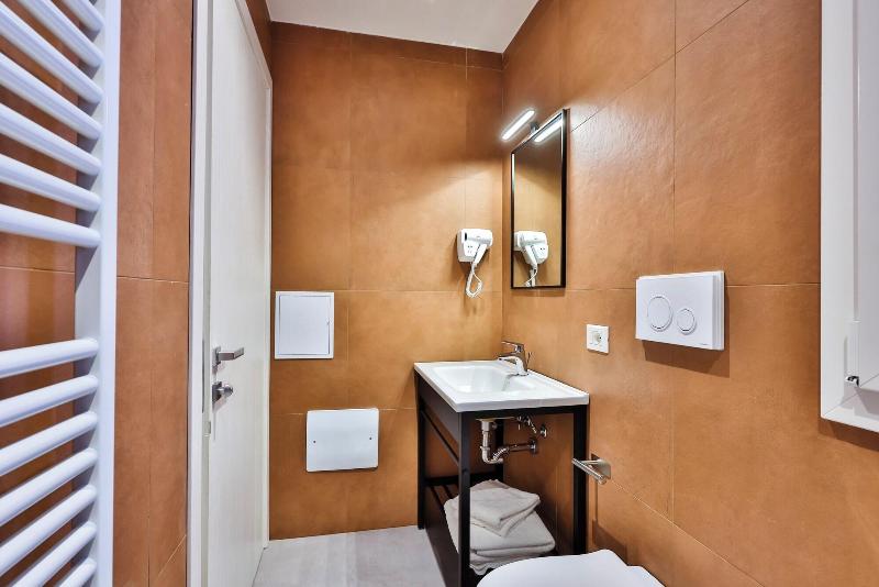Apho Apartment Hotel image