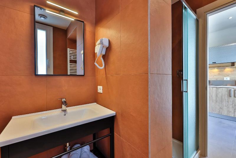 Apho Apartment Hotel image
