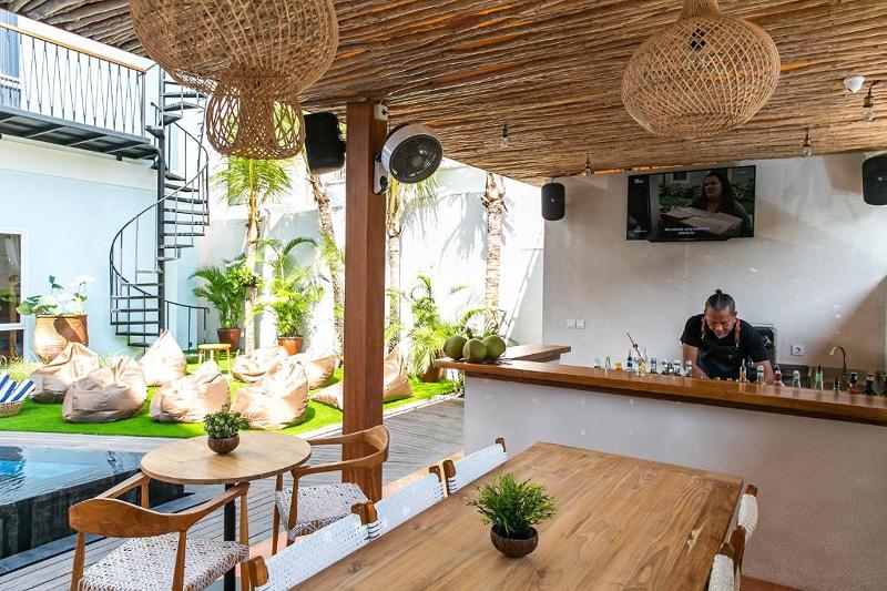 Coco & Pineapple Pants Hostel By Zuzu