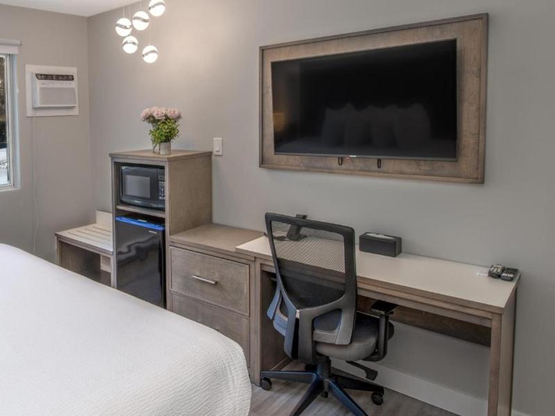 The Spot At Porpoise Bay Hotel & Marina image