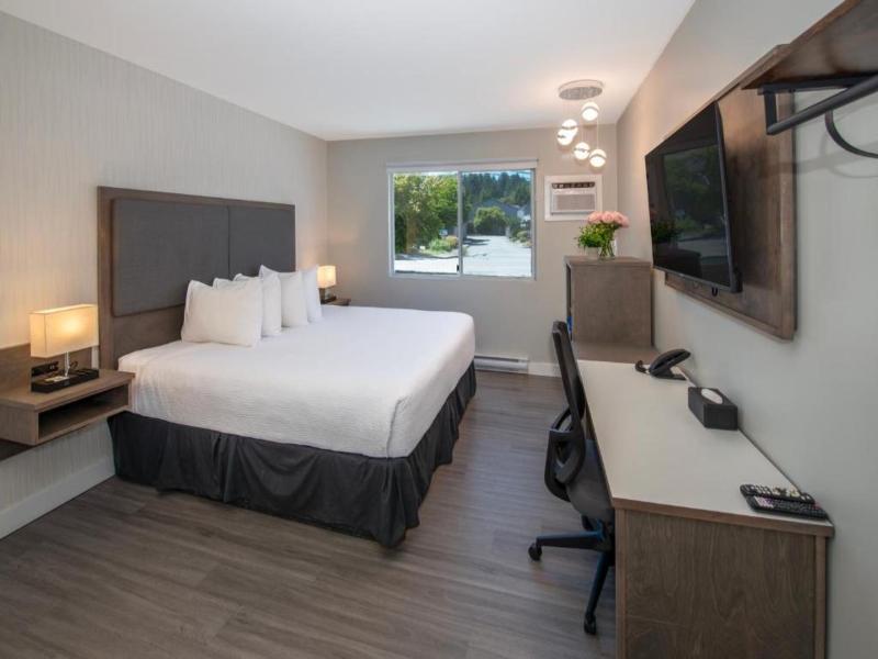 The Spot At Porpoise Bay Hotel & Marina image